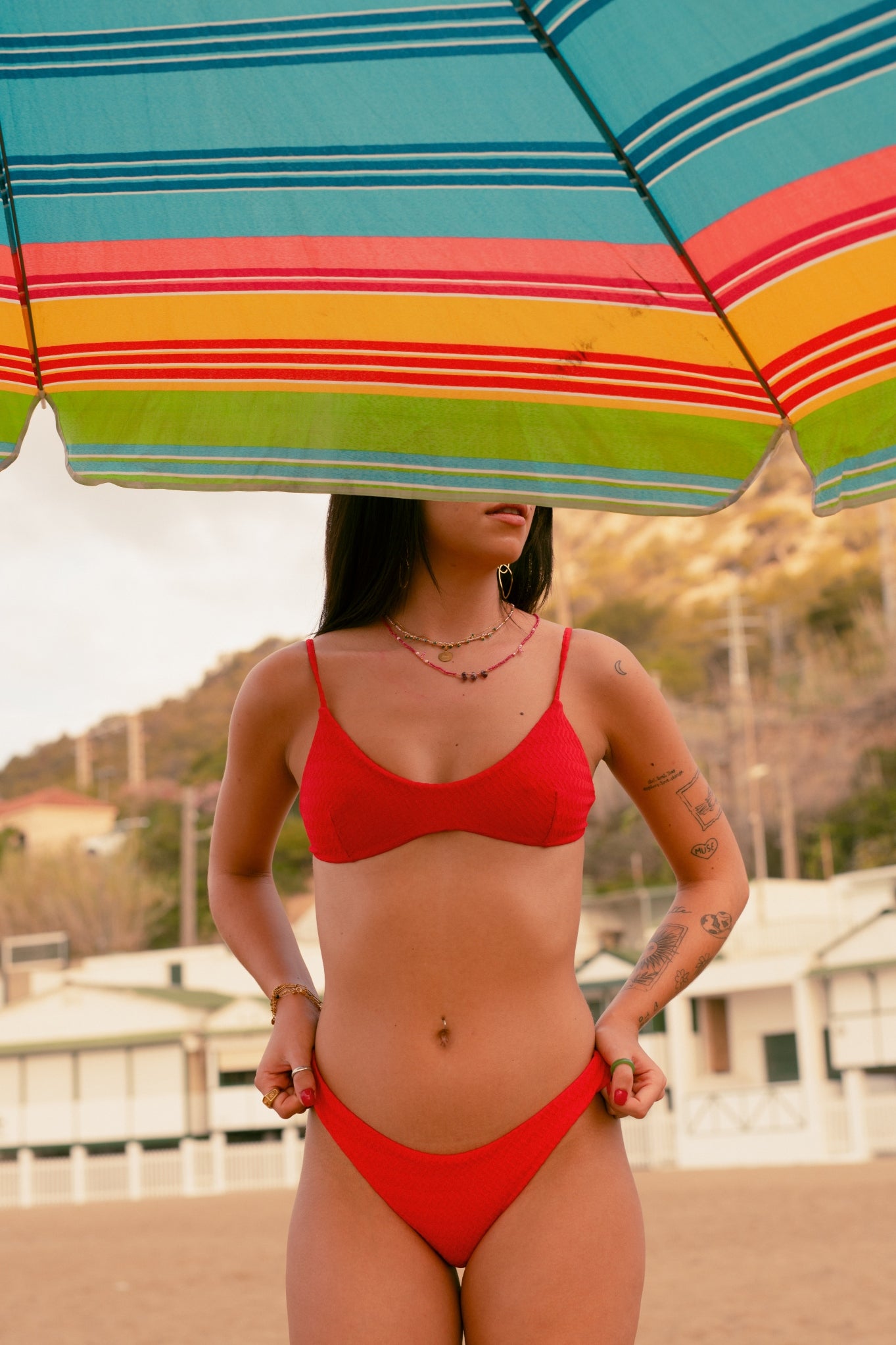 DELTA – Top triangular estructurado / Solid Red